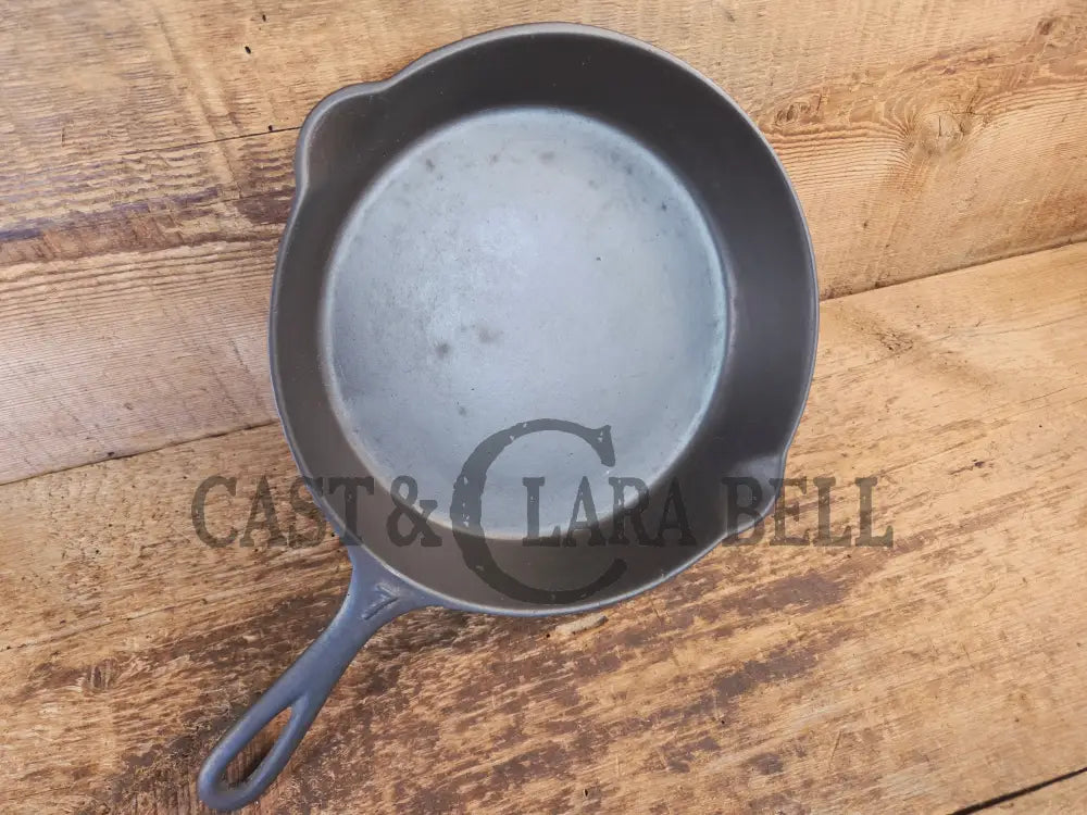 Classic 1910’s Lodge Raised #7 Heat Ring Single Notch. Light sleek and ready to cook with! - Skillet