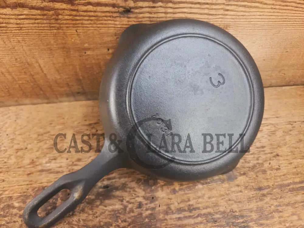 Classic Egg Skillet. 1940βs Griswold Iron Mountain #3 Cast Iron Egg Skillet with Heat Ring 1031 Skillet