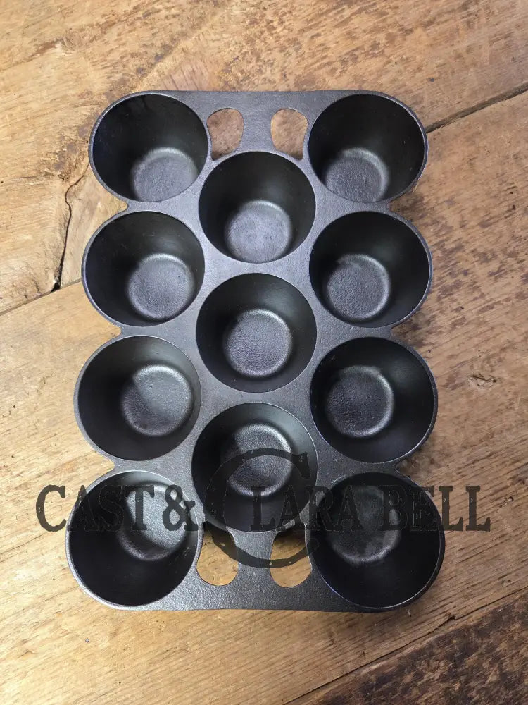 Classic! Griswold No. 10 Popover Pan 948. Variation 14 Closed Frame. Ready to make delicious brownies cupcakes or