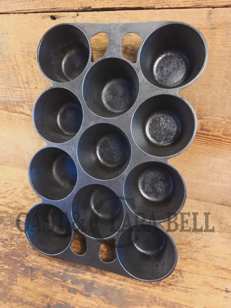 Classic! Griswold No. 10 Popover Pan 948. Variation 14 Closed Frame. Ready to make delicious brownies cupcakes or