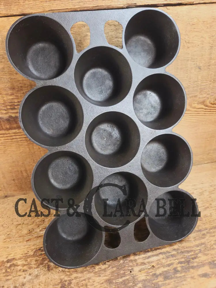 Classic! Griswold No. 10 Popover Pan 948. Variation 14 Closed Frame. Ready to make delicious brownies cupcakes or