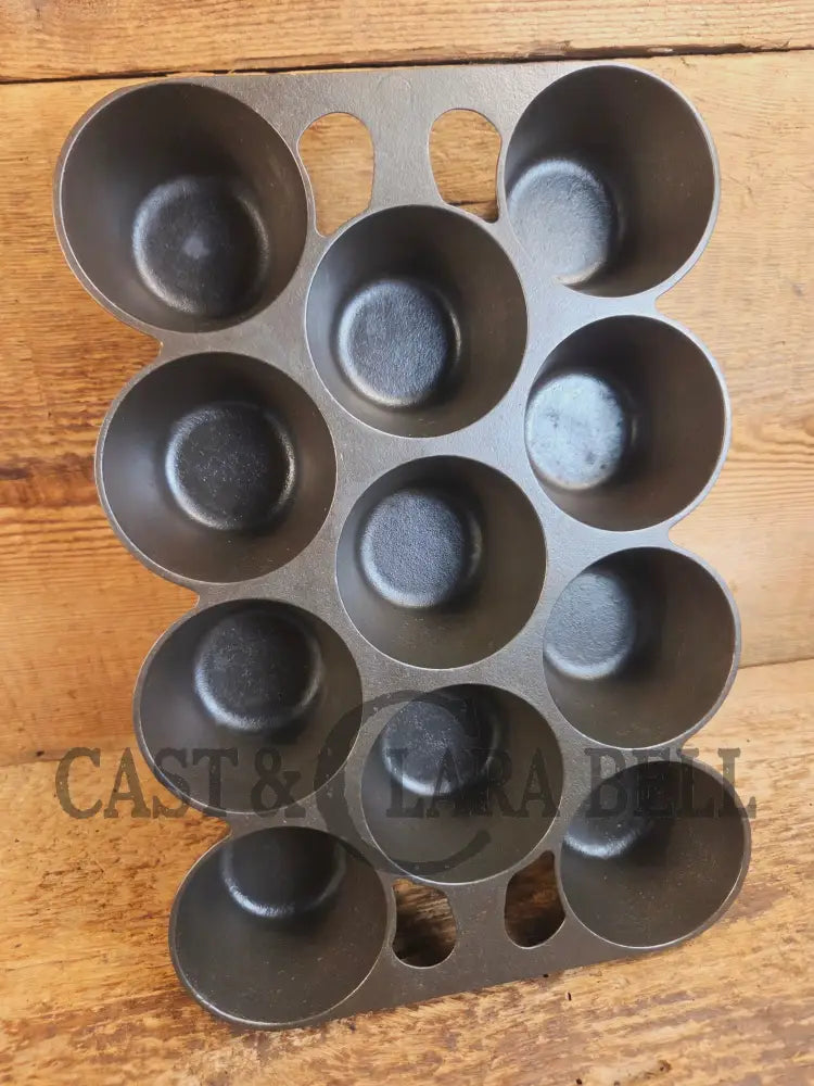 Classic! Griswold No. 10 Popover Pan 948. Variation 14 Closed Frame. Ready to make delicious brownies cupcakes or