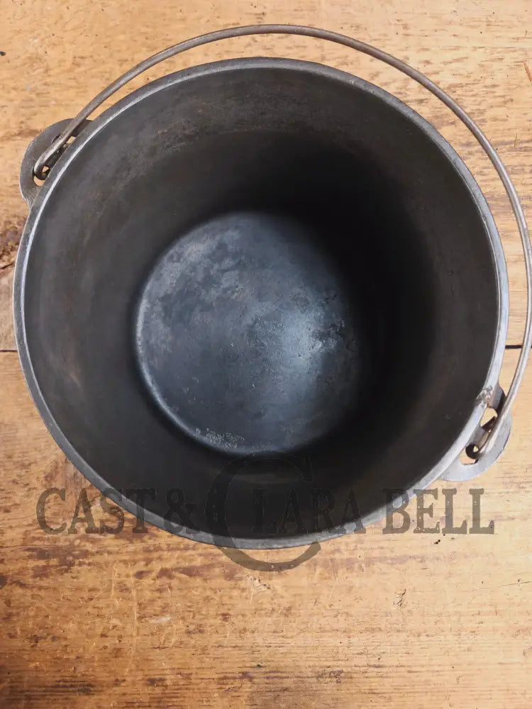 Collectorβs Piece: 1930βs #6 Wagner Ware Sidney flat bottom kettle. PERFECT daily user for soups stews and chili! Dutch