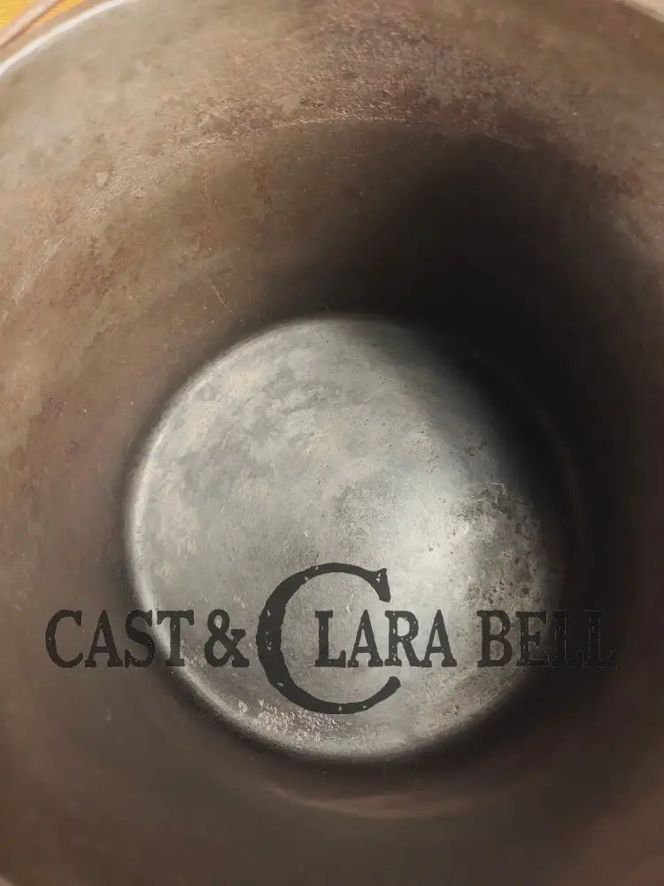 Collector’s Piece: 1930’s #6 Wagner Ware Sidney flat bottom kettle. PERFECT daily user for soups stews and chili! Dutch