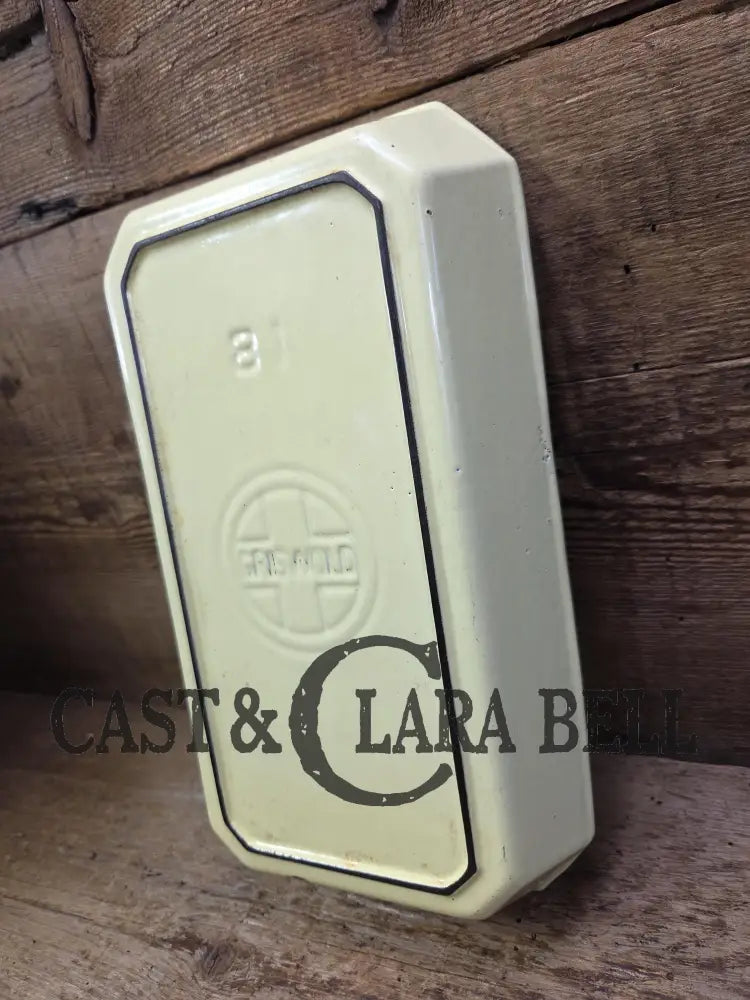 Cool and not often seen! 1940’s Griswold No. 81 ’Yellow and Cream’ enameled casserole dish!