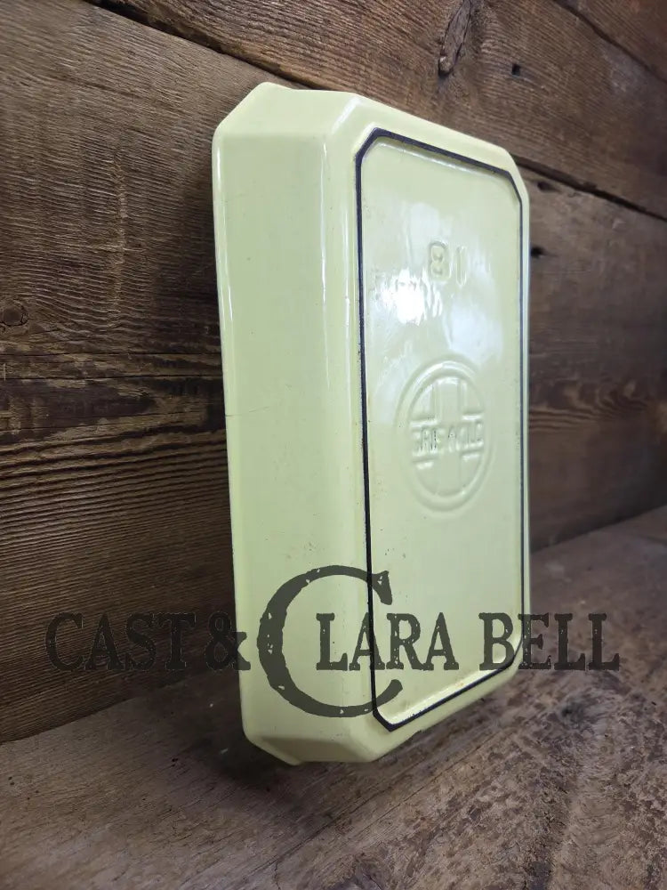 Cool and not often seen! 1940’s Griswold No. 81 ’Yellow and Cream’ enameled casserole dish!