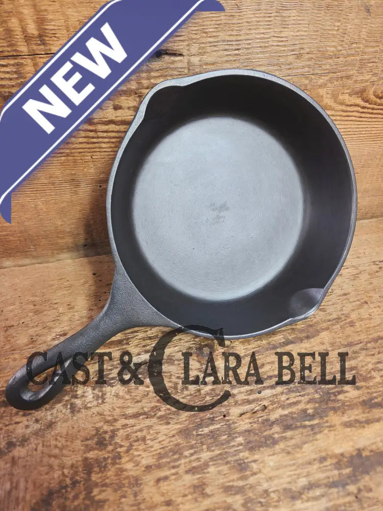 Cool! Mid 1900βs tougher to find Lodge Vintage #4 skillet with two dot maker mark. Skillet