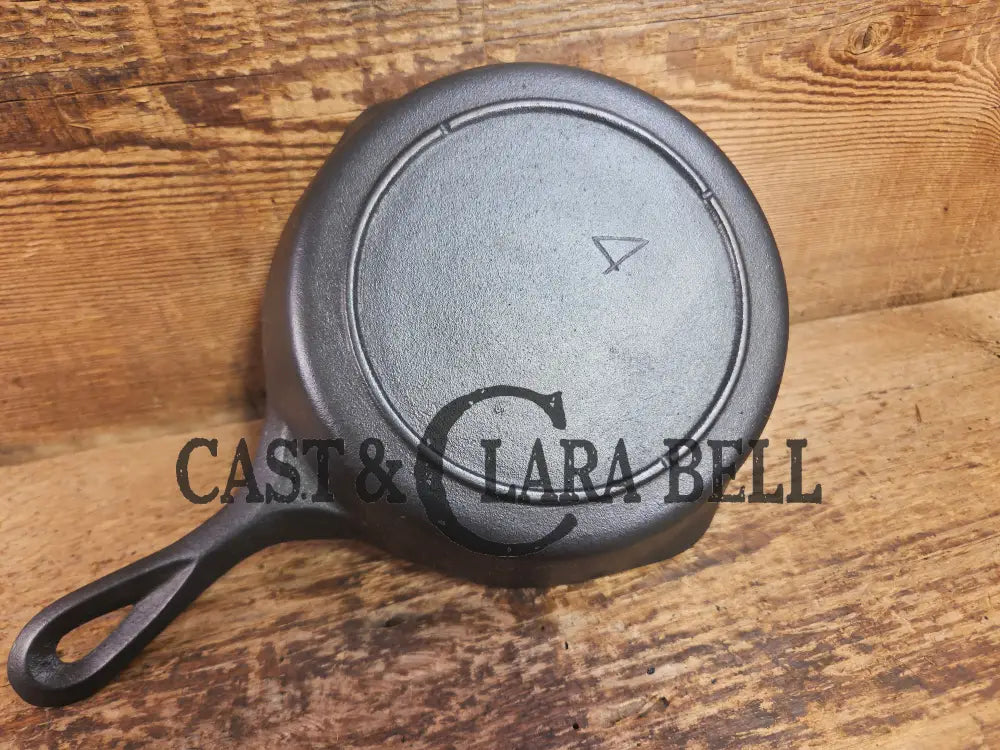 Cool! Mid 1900βs tougher to find Lodge Vintage #4 skillet with two dot maker mark. Skillet