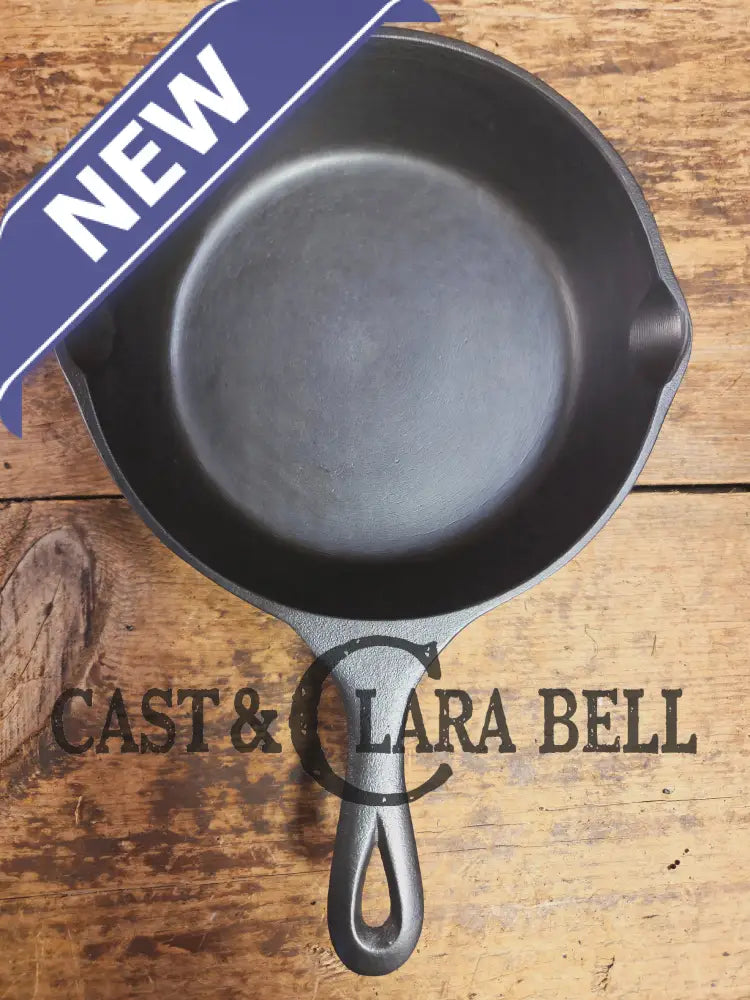 Cool! Mid 1900βs tougher to find Lodge Vintage #4 skillet with two dot maker mark. Skillet