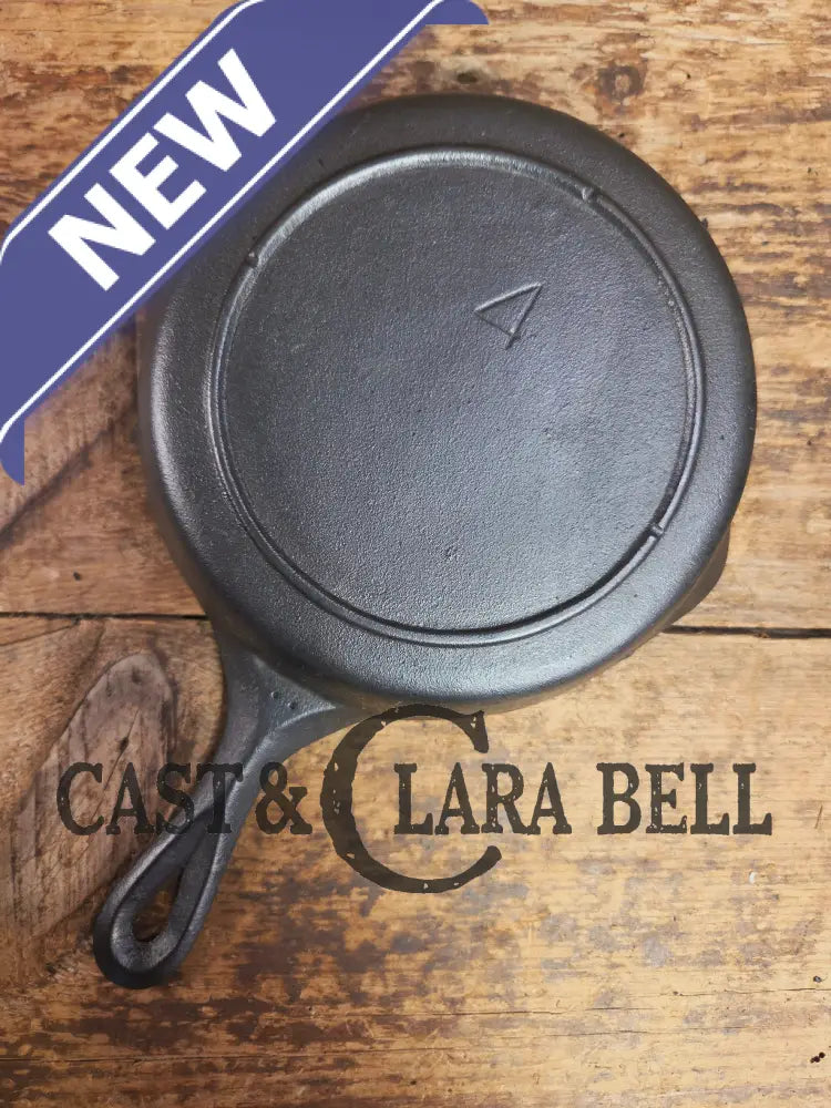 Cool! Mid 1900βs tougher to find Lodge Vintage #4 skillet with two dot maker mark. Skillet