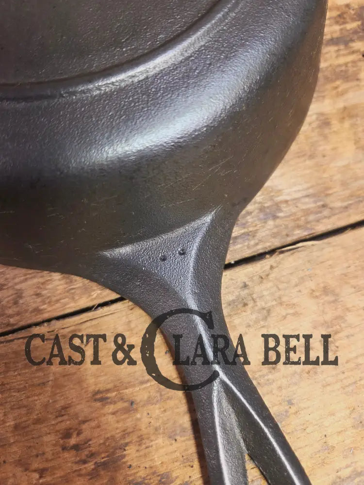 Cool! Mid 1900βs tougher to find Lodge Vintage #4 skillet with two dot maker mark. Skillet