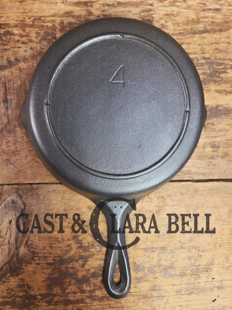 Cool! Mid 1900βs tougher to find Lodge Vintage #4 skillet with two dot maker mark. Skillet