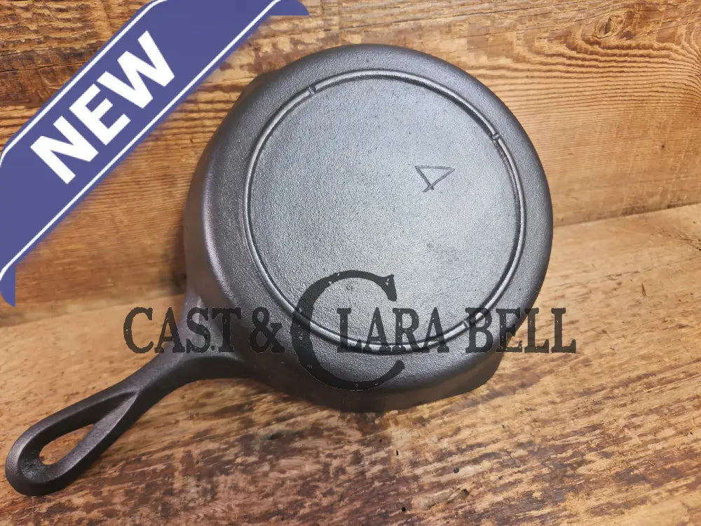 Cool! Mid 1900βs tougher to find Lodge Vintage #4 skillet with two dot maker mark. Skillet