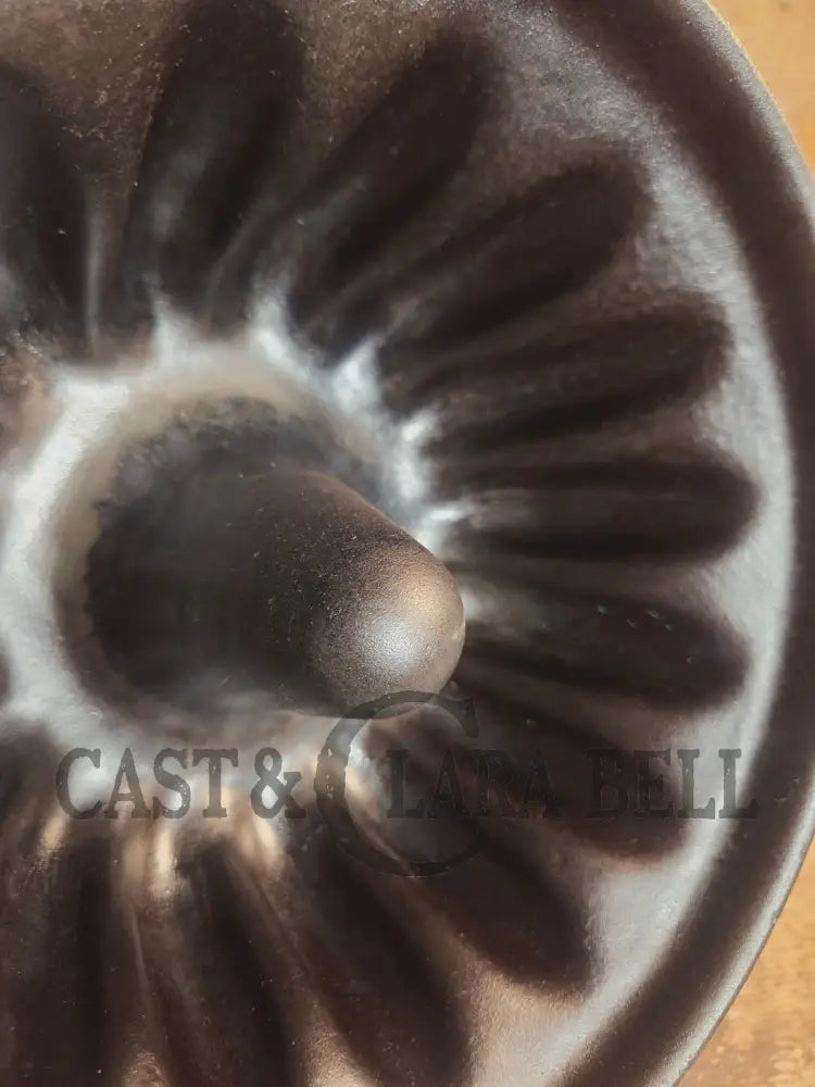 Cousances brand (Le Crueset) 12 Cup Fluted Style Cake Pan. - Bakeware