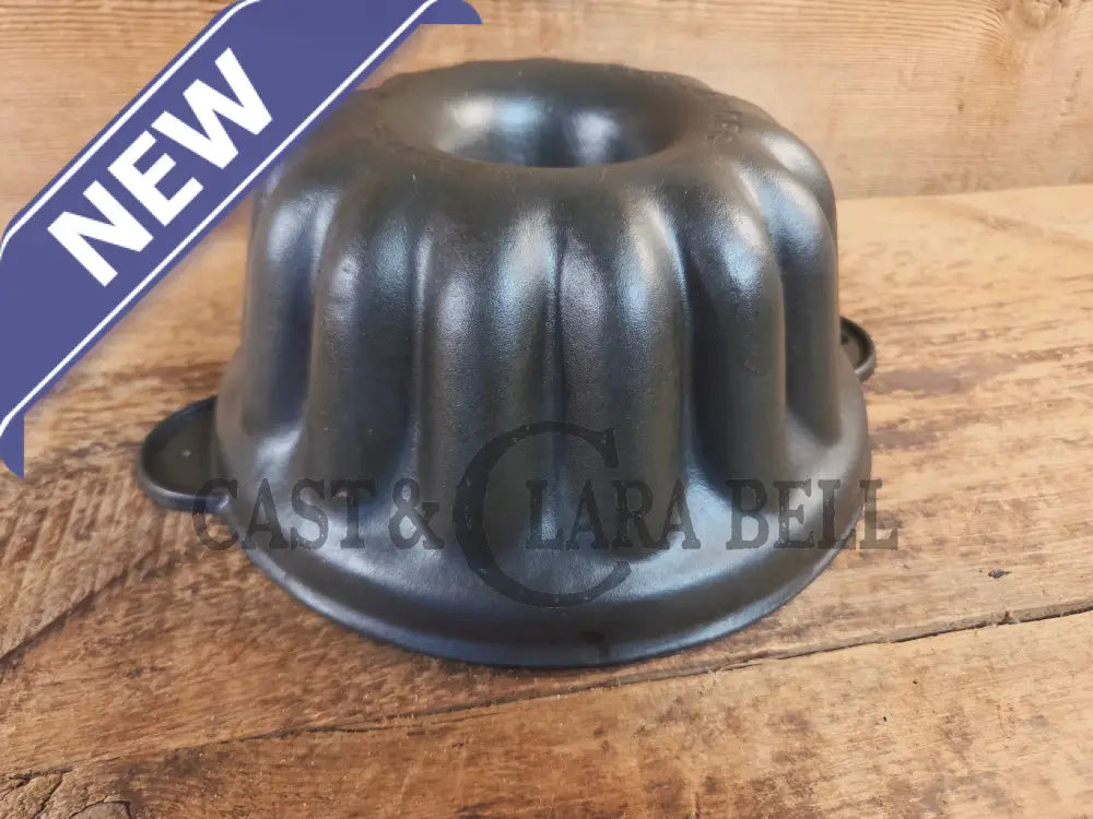 Cousances brand (Le Crueset) 12 Cup Fluted Style Cake Pan. - Bakeware
