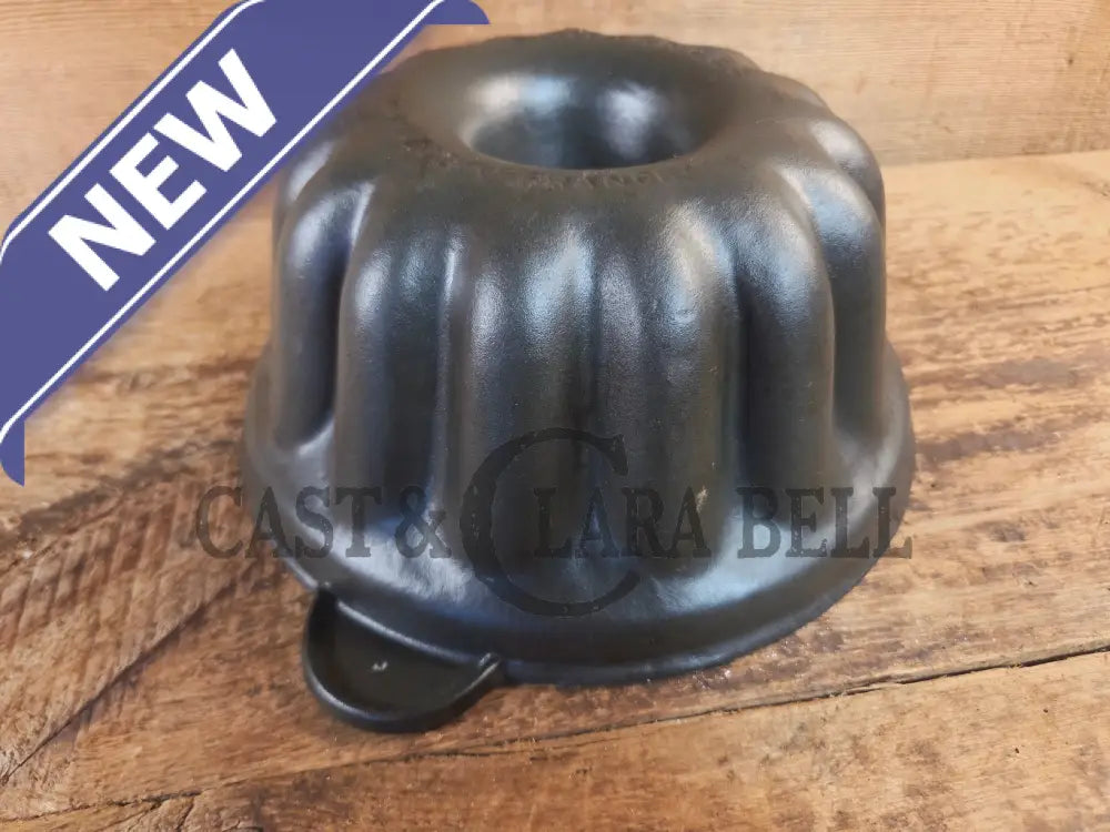 Cousances brand (Le Crueset) 12 Cup Fluted Style Cake Pan. - Bakeware