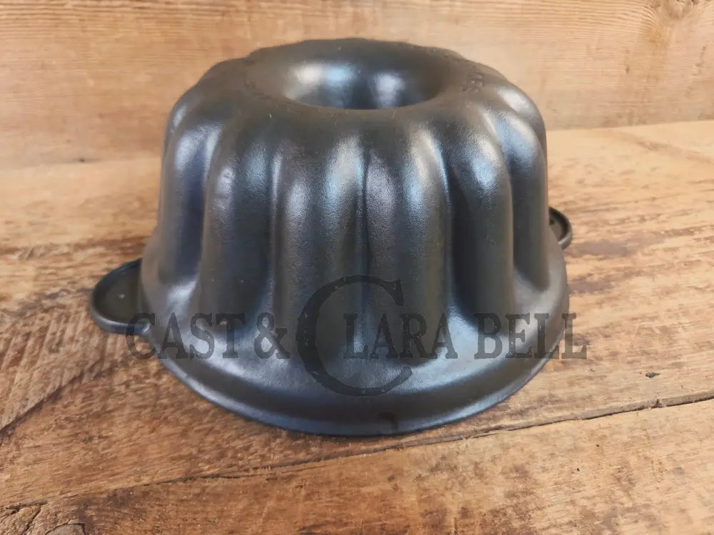 Cousances brand (Le Crueset) 12 Cup Fluted Style Cake Pan. - Bakeware