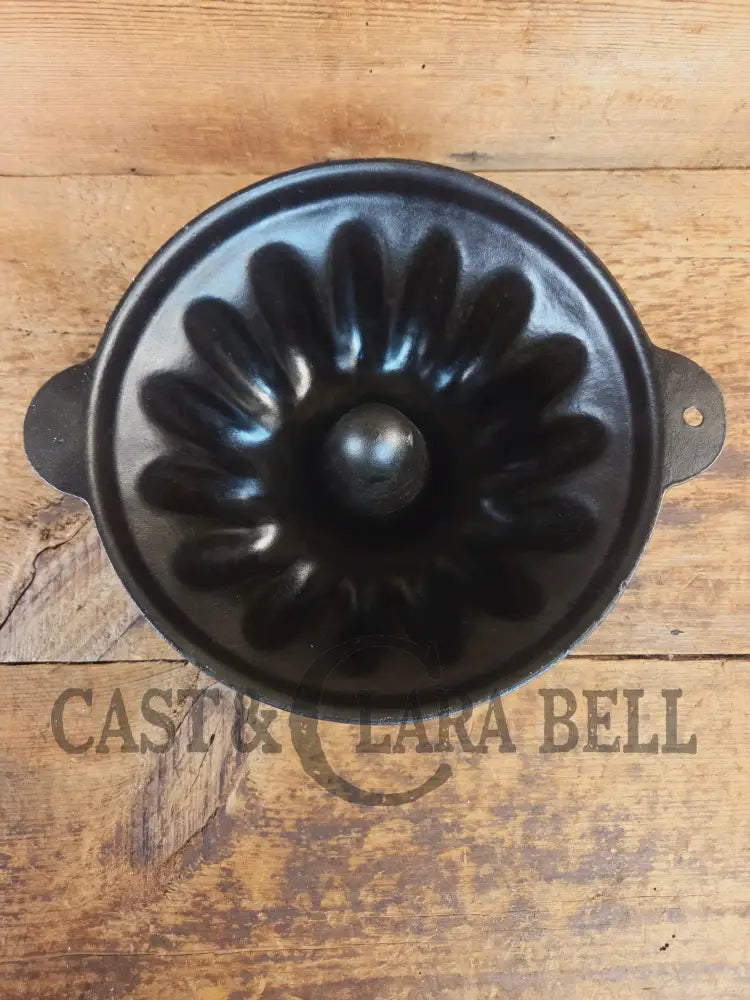 Cousances brand (Le Crueset) 12 Cup Fluted Style Cake Pan. - Bakeware