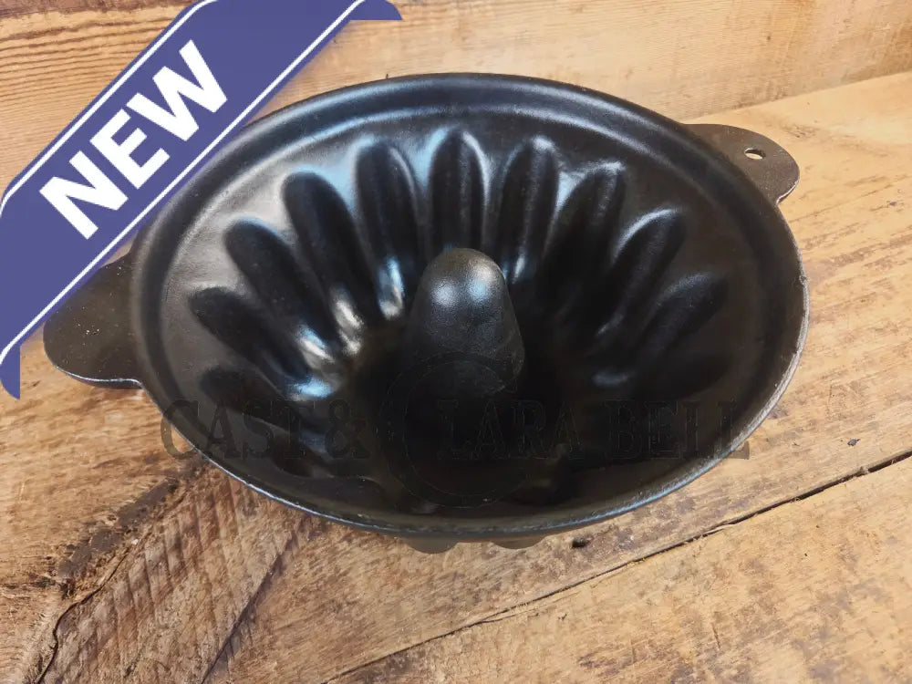 Cousances brand (Le Crueset) 12 Cup Fluted Style Cake Pan. - Bakeware