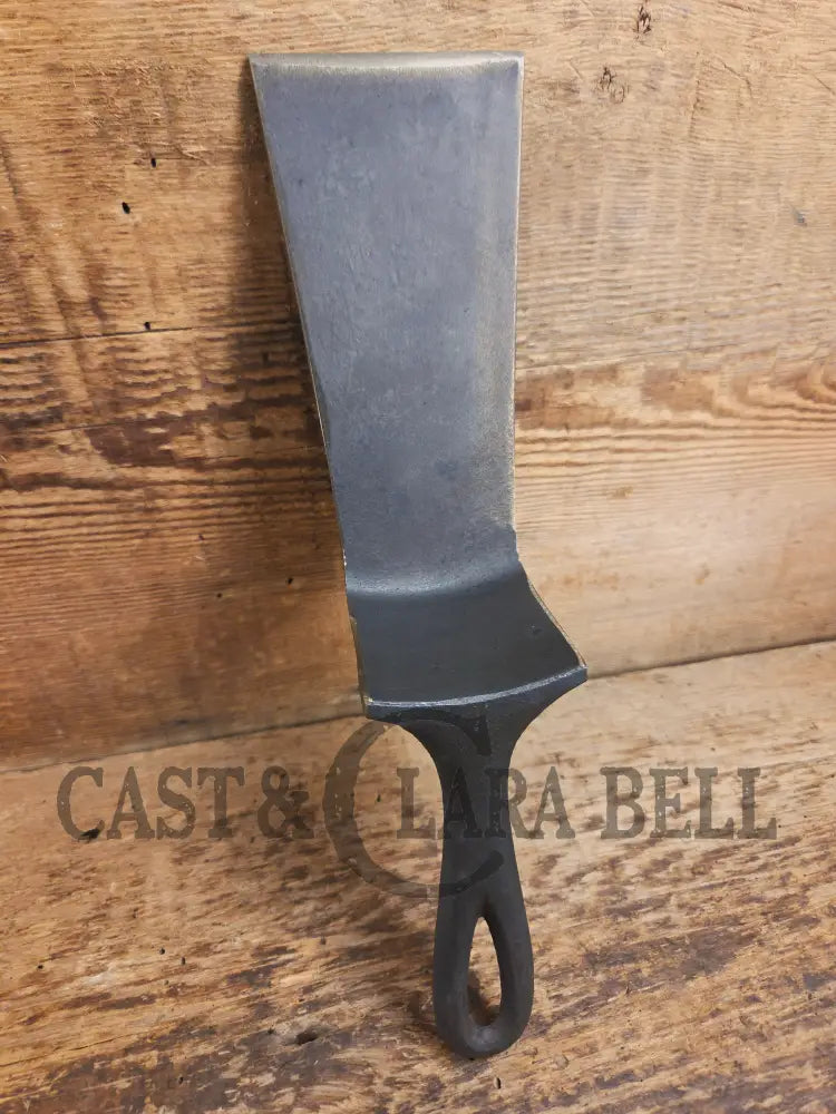 Custom made one of a kind 1940βs Era Lodge repurposed spatula. Turned an ordinary cracked skillet into a grill helper!