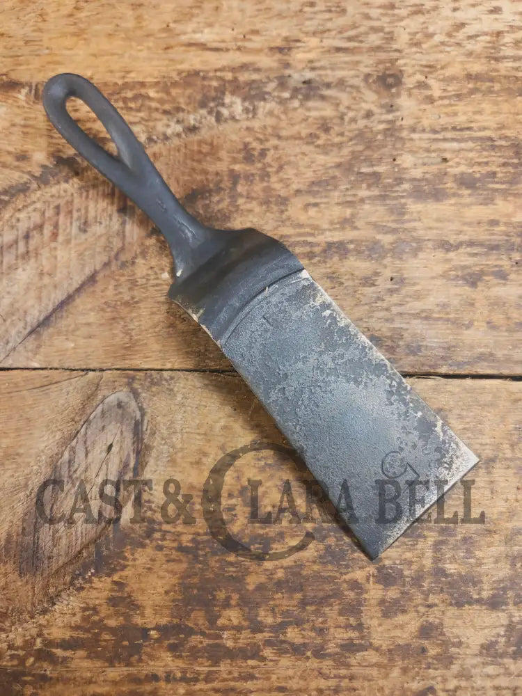 Custom made one of a kind 1940βs Era Lodge repurposed spatula. Turned an ordinary cracked skillet into a grill helper!
