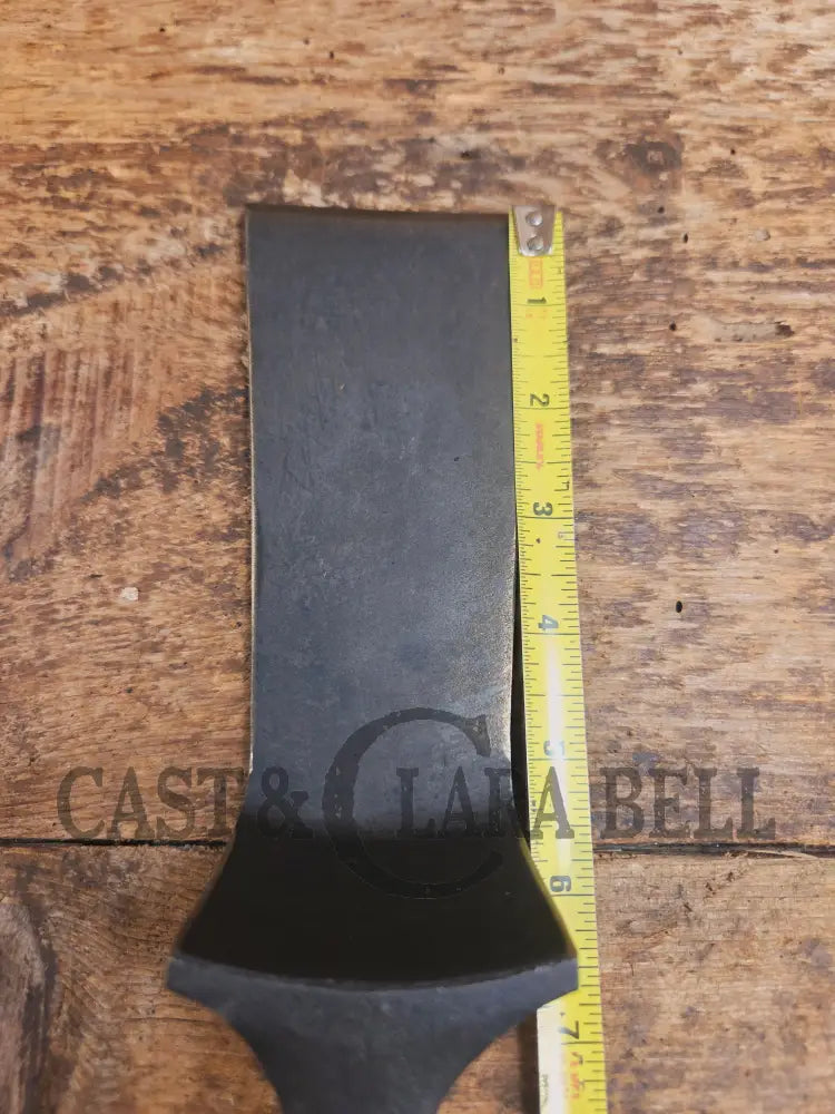 Custom made one of a kind 1940βs Era Lodge repurposed spatula. Turned an ordinary cracked skillet into a grill helper!