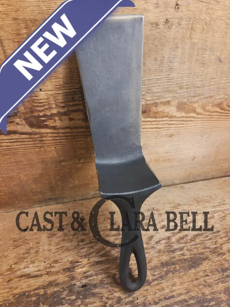 Custom made one of a kind 1940βs Era Lodge repurposed spatula. Turned an ordinary cracked skillet into a grill helper!