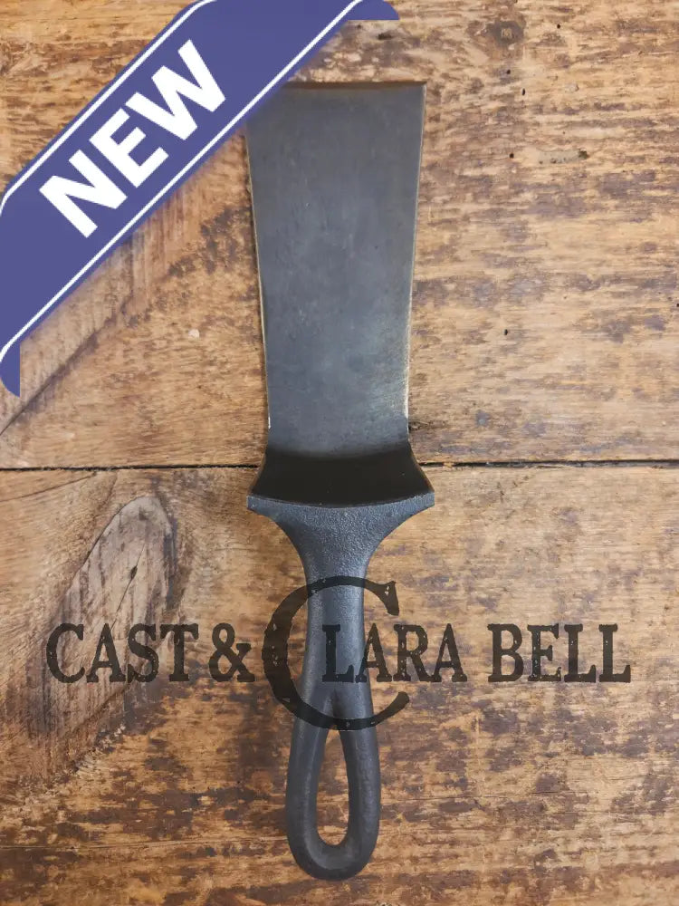 Custom made one of a kind 1940βs Era Lodge repurposed spatula. Turned an ordinary cracked skillet into a grill helper!