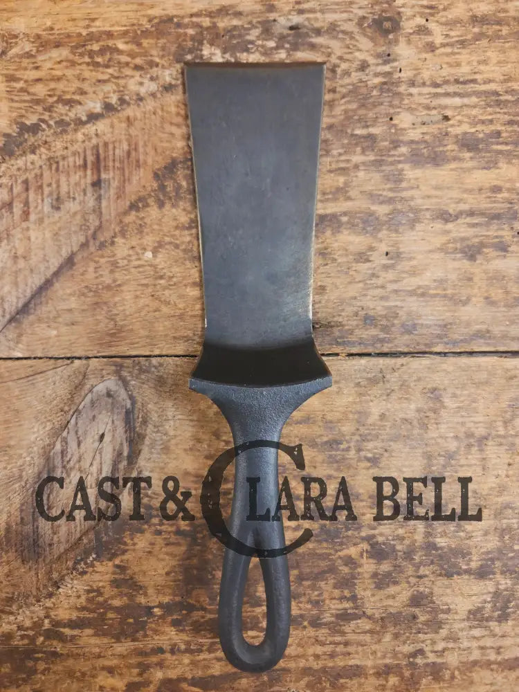 Custom made one of a kind 1940’s Era Lodge repurposed spatula. Turned an ordinary cracked skillet into a grill helper!