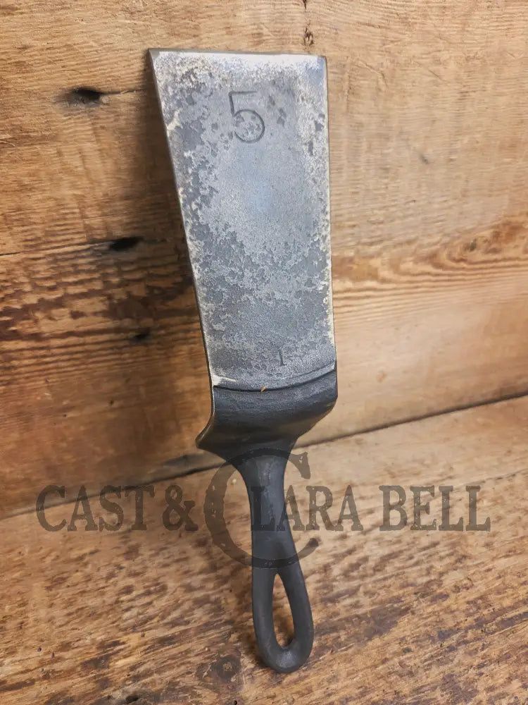 Custom made one of a kind 1940βs Era Lodge repurposed spatula. Turned an ordinary cracked skillet into a grill helper!