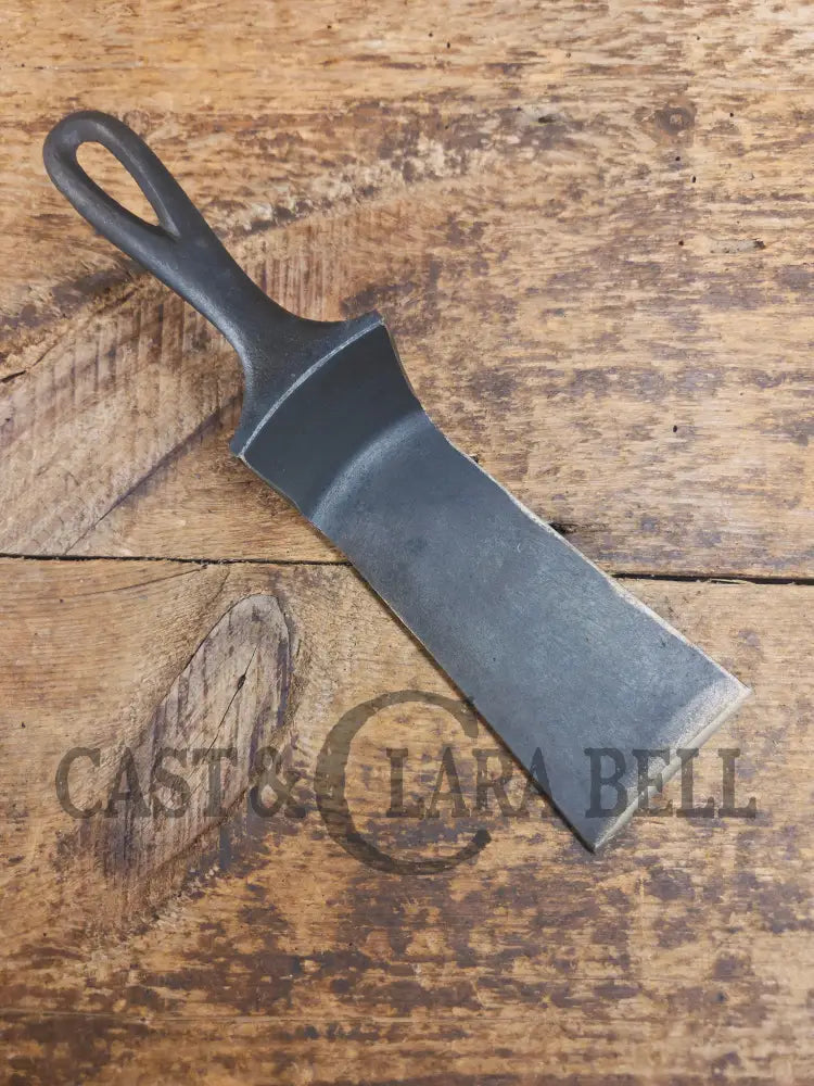 Custom made one of a kind 1940βs Era Lodge repurposed spatula. Turned an ordinary cracked skillet into a grill helper!