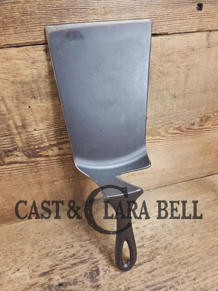 Custom made one of a kind early #7 1900βs Lodge no notch repurposed spatula. Turned an ordinary cracked skillet into a
