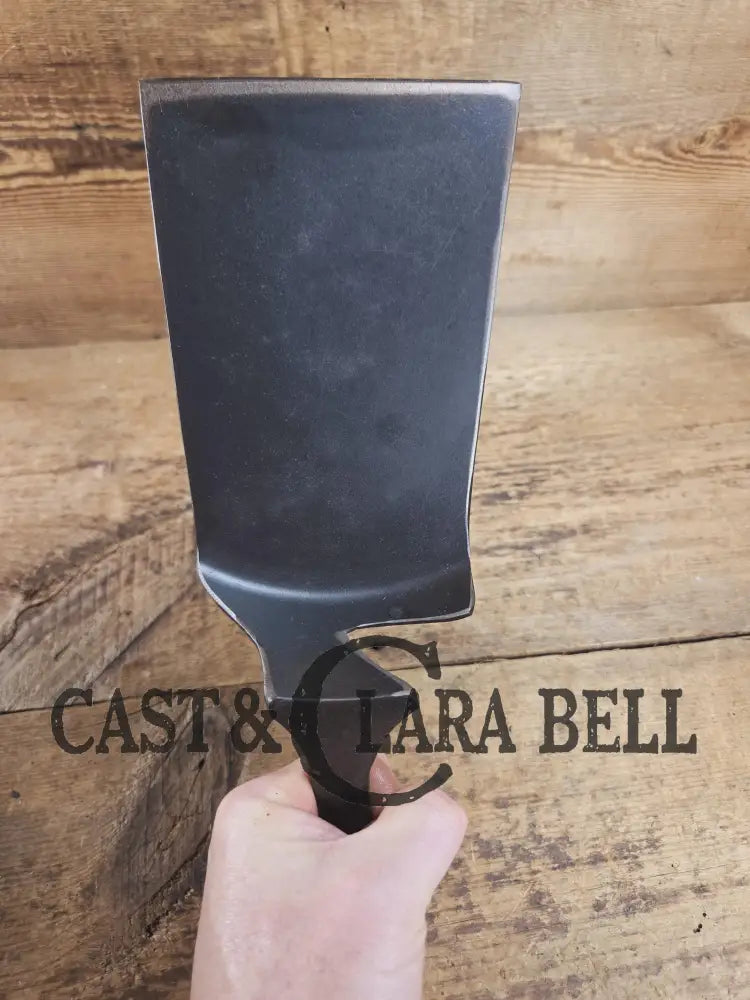 Custom made one of a kind early #7 1900βs Lodge no notch repurposed spatula. Turned an ordinary cracked skillet into a