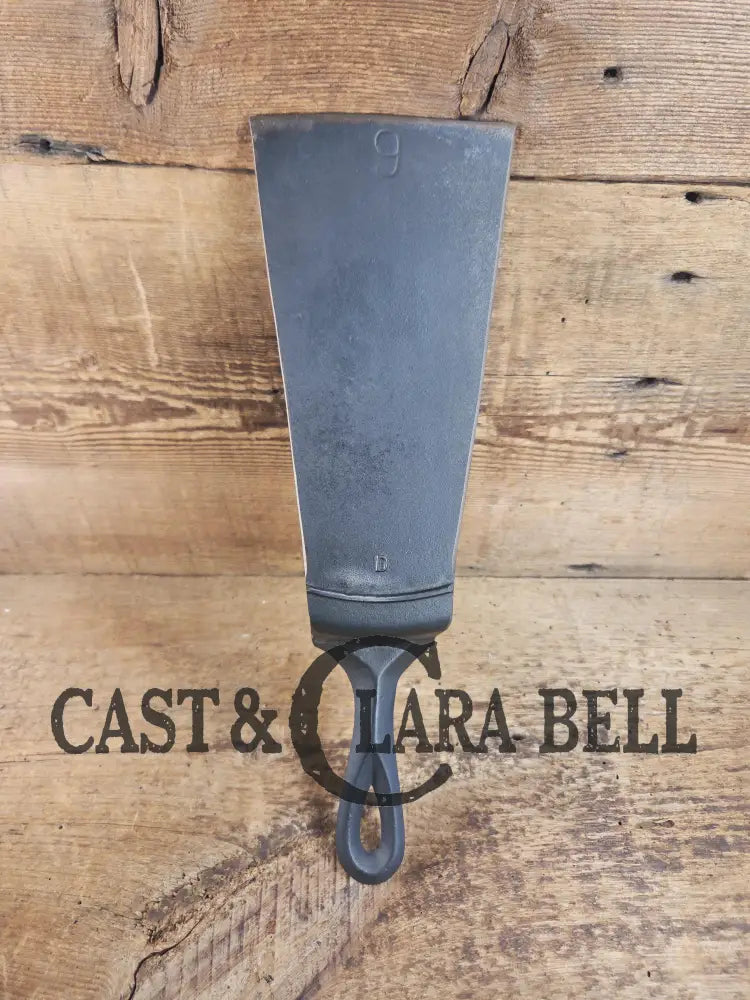 Custom made one of a kind early #9 1900βs Lodge repurposed spatula. Turned an ordinary cracked skillet into a grill