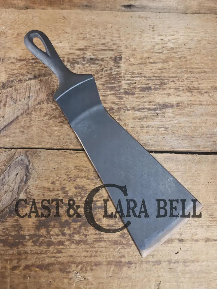 Custom made one of a kind early #9 1900βs Lodge repurposed spatula. Turned an ordinary cracked skillet into a grill