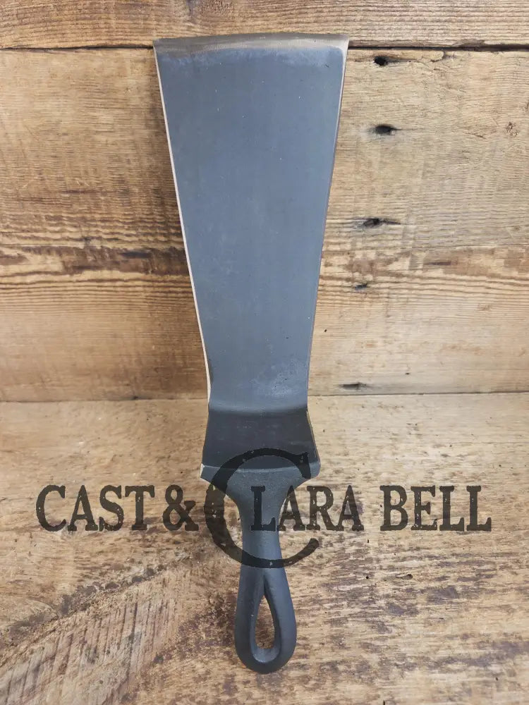 Custom made one of a kind early #9 1900βs Lodge repurposed spatula. Turned an ordinary cracked skillet into a grill