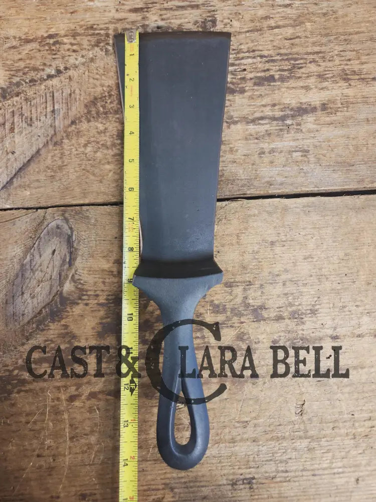 Custom made one of a kind early #9 1900βs Lodge repurposed spatula. Turned an ordinary cracked skillet into a grill