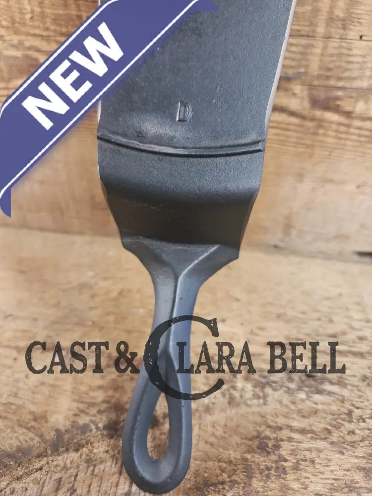 Custom made one of a kind early #9 1900βs Lodge repurposed spatula. Turned an ordinary cracked skillet into a grill