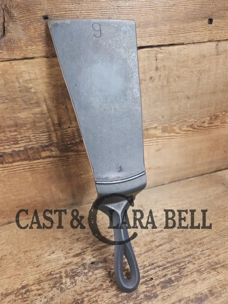 Custom made one of a kind early #9 1900βs Lodge repurposed spatula. Turned an ordinary cracked skillet into a grill