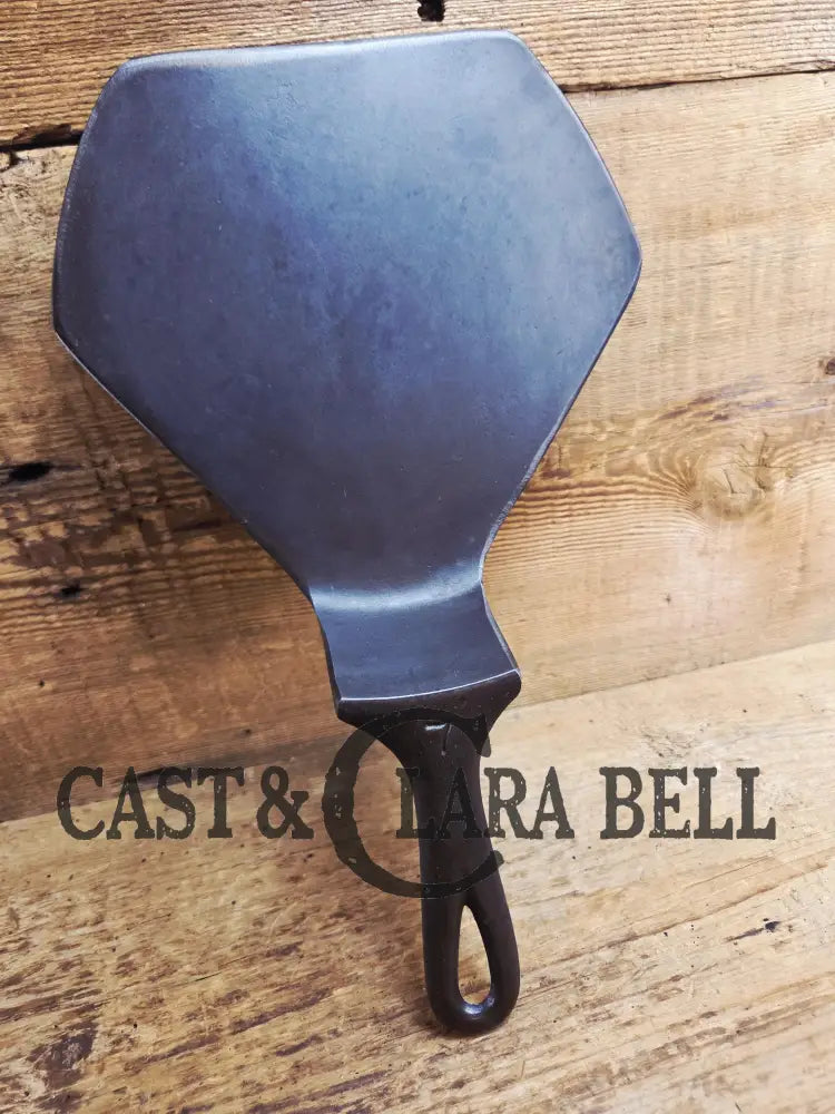 Custom made Wagner Ware Cast Iron Skillet Spatula. Reclaimed 1920’s Era #7 Wagner cast iron skillet. Great gift! Sc24
