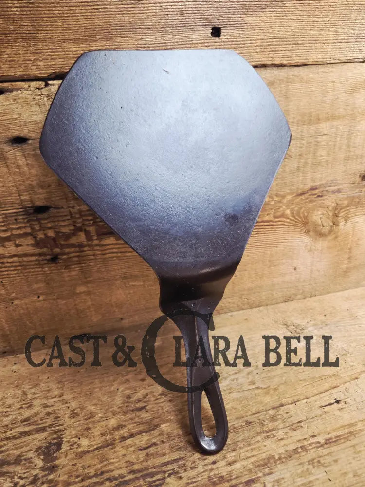 Custom made Wagner Ware Cast Iron Skillet Spatula. Reclaimed 1920’s Era #7 Wagner cast iron skillet. Great gift! Sc24