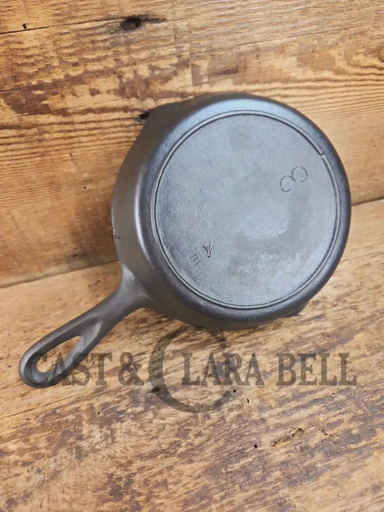 Early 1900βs Lodge #3 (Monday Morning) Cast Iron Egg Skillet Single Notch Raised Y Makers Mark. Awesome pan! Skillet