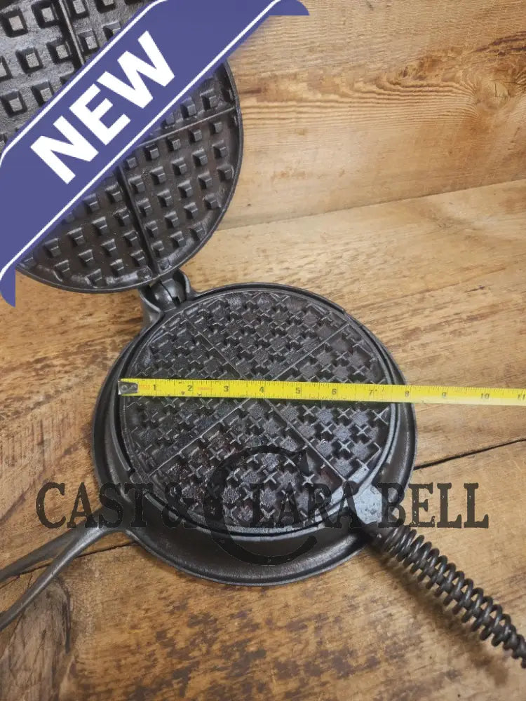 Early 1900βs Stover No. 8 Waffle Iron with Low Base. Gorgeous design and balanced well. Ready to make crispy waffles!
