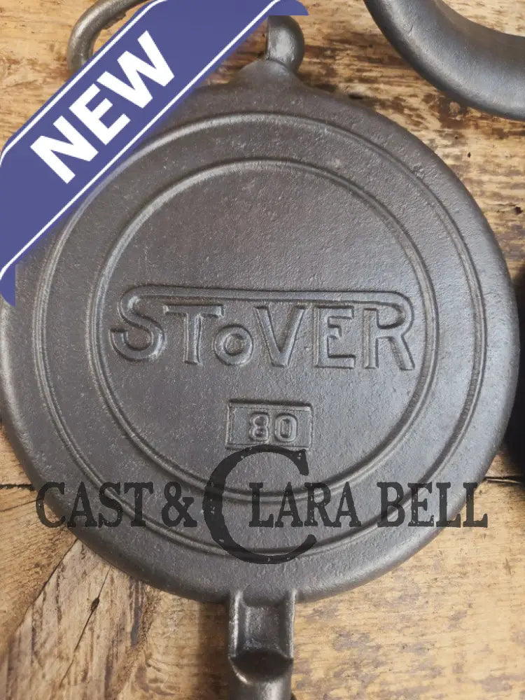 Early 1900βs Stover No. 8 Waffle Iron with Low Base. Gorgeous design and balanced well. Ready to make crispy waffles!