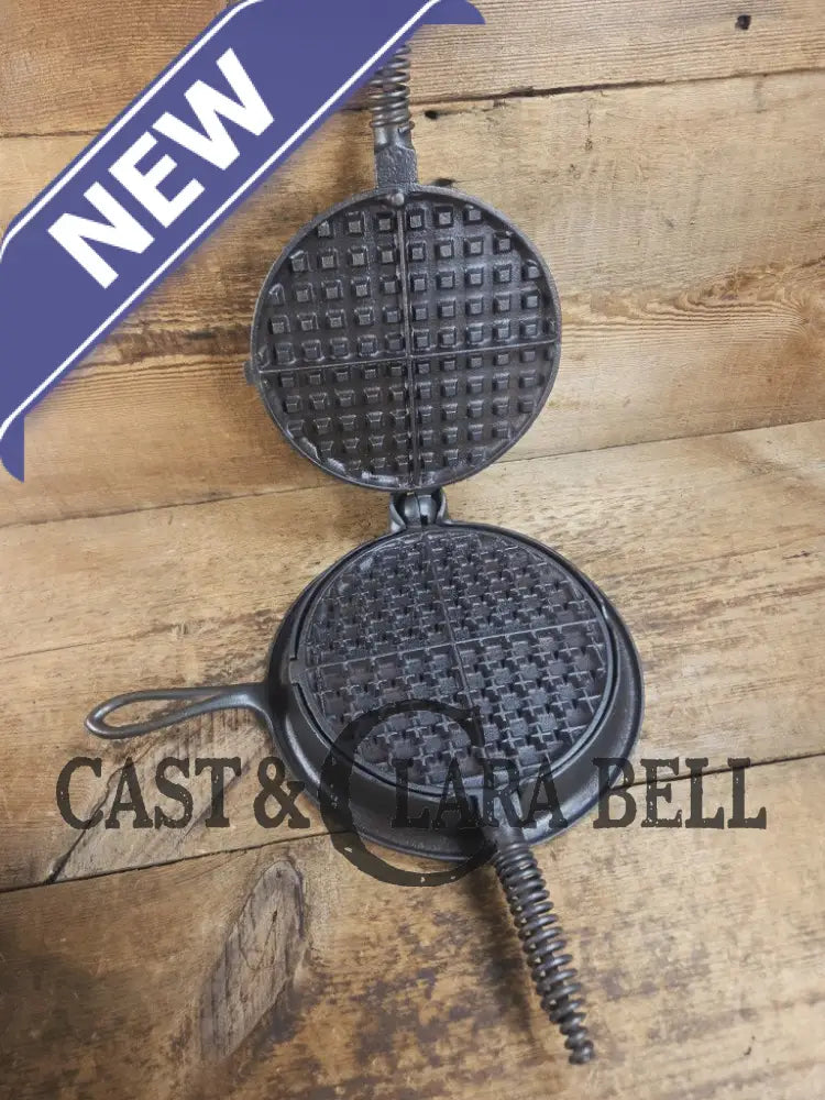 Early 1900βs Stover No. 8 Waffle Iron with Low Base. Gorgeous design and balanced well. Ready to make crispy waffles!