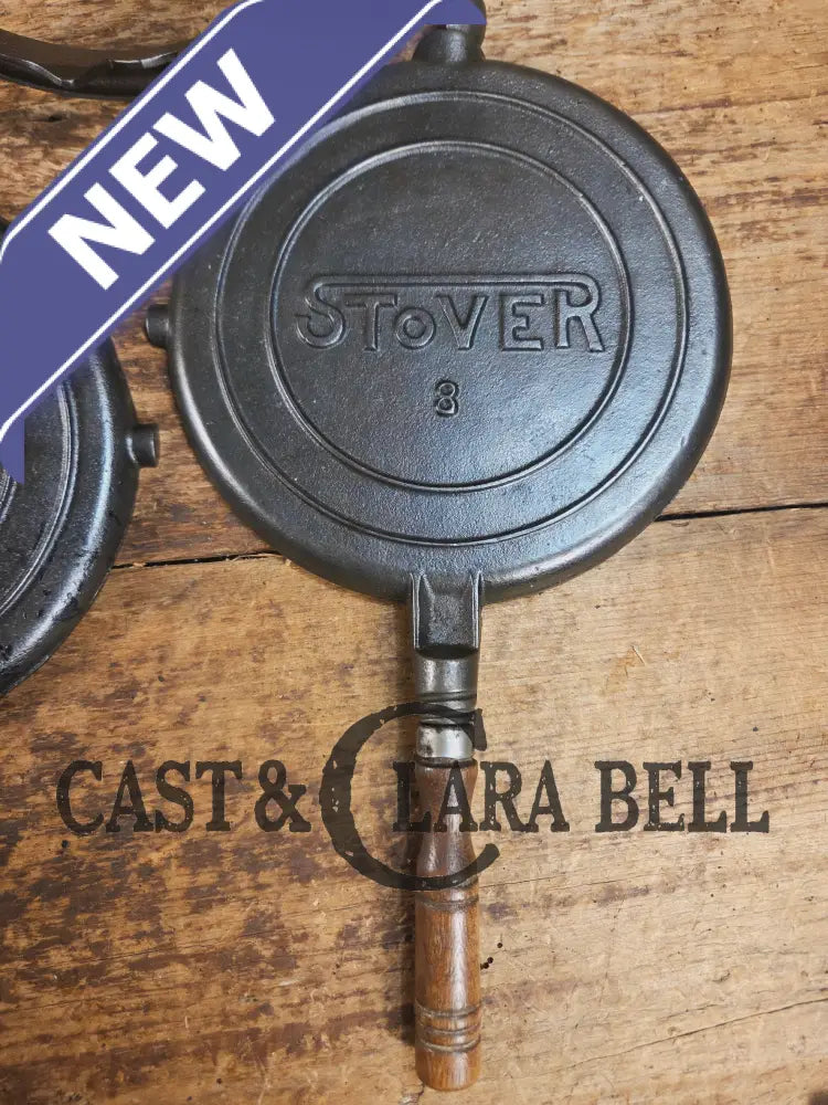 Early 1900βs Stover No. 8 Waffle Iron with Low Base. Gorgeous design and balanced well. Ready to make crispy waffles