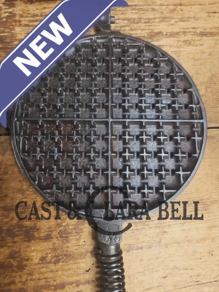 Early 1900βs Stover No. 8 Waffle Iron with Low Base. Gorgeous design and balanced well. Ready to make crispy waffles!