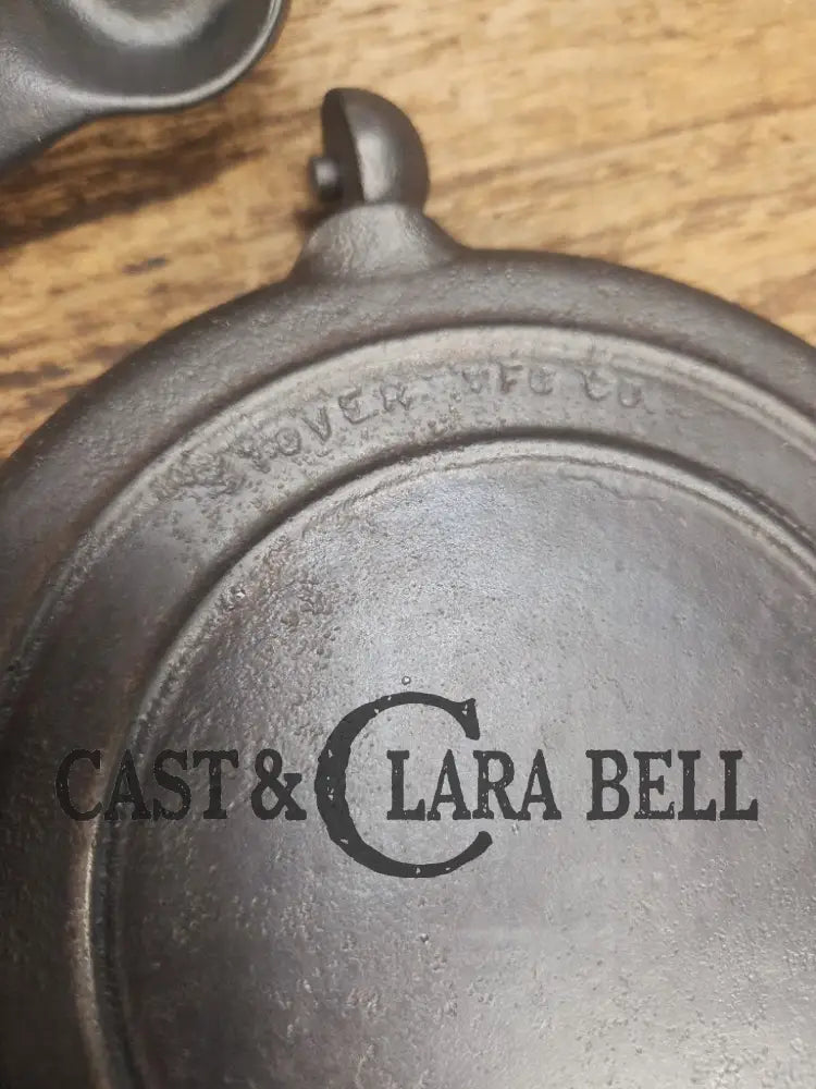 Early 1900βs Stover No. 8 Waffle Iron with Low Base. Gorgeous design and balanced well. Ready to make crispy waffles!