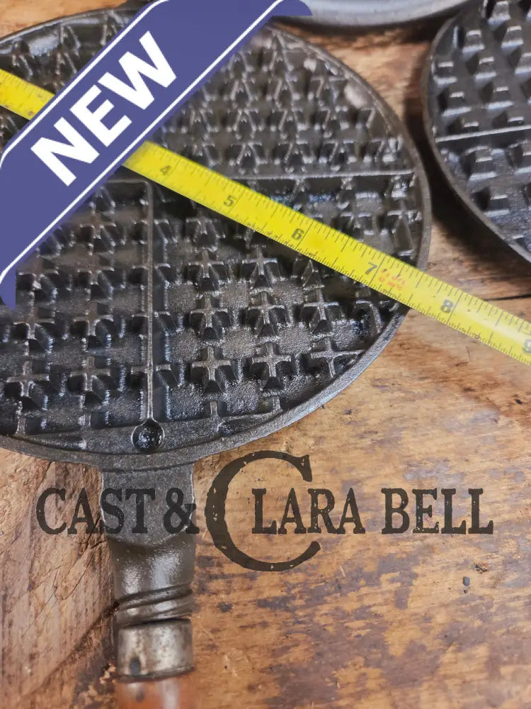 Early 1900βs Stover No. 8 Waffle Iron with Low Base. Gorgeous design and balanced well. Ready to make crispy waffles