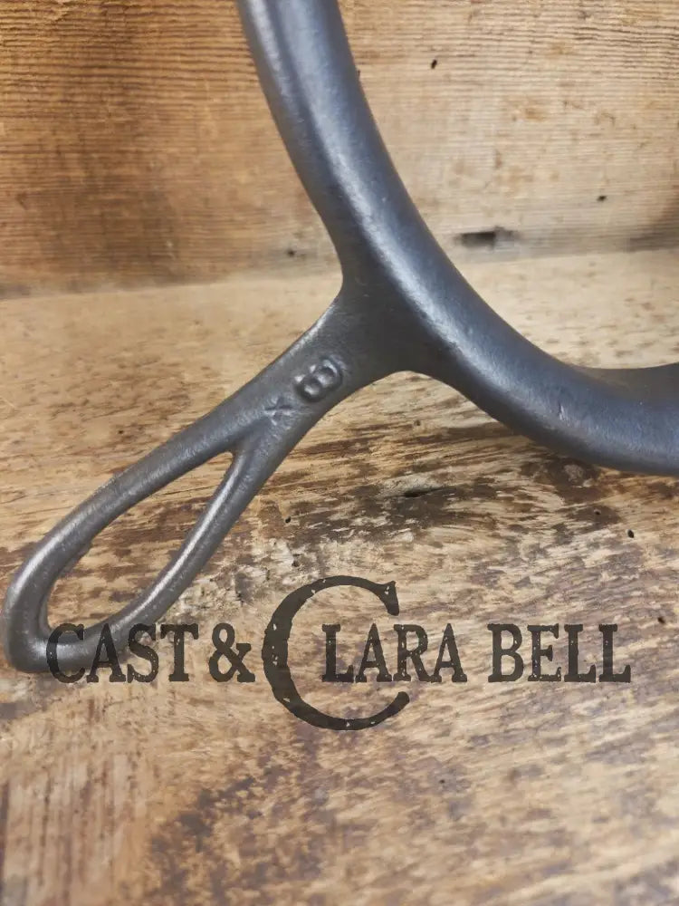 Early 1900βs Stover No. 8 Waffle Iron with Low Base. Gorgeous design and balanced well. Ready to make crispy waffles!